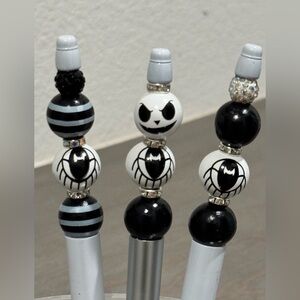 P30.set (3) Black and White Halloween Themed Pencils